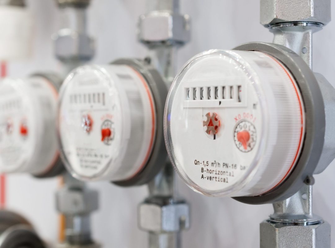 varios-contadores-de-agua-medicion-del-caudal-de-agua-scaled